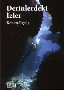 Derinlerdeki zler

124 sayfa.

Kenan Ergüç, Naviga Yaynlar Deniz Kitaplar No. 8, stanbul, 2009.

nsanlar, mavi dünyann derinliklerine gönül verenleri hep farkl kiiler olarak görmülerdir. Çünkü, pek çok kii için gizemli, ulalmaz bir itir yaptklar… Bir dalgç sualtnda neler yaar, neler hisseder, hangi tehlikelerle kar karyadr?..

Kenan Ergüç’ ün, yaad sualt maceralarndan bir bölümünü toplad Derinlerdeki zler adl bu kitabnda akla gelebilecek pek çok sorunun cevabn da bulacaksnz. Üstelik yazar, bütün bunlar son derece yaln bir dille, abartya kaçmadan, tevazu içinde anlatyor…
Bu kitap ayn zamanda profesyonel bir dalgcn anlarndan oluan ilk Türkçe eser olma özellii de tayor…

Sualt dalclnn pek yaygn olmad 60’l yllardan bugüne kadar uzanan zaman diliminde yaanan olaylar bir solukta okuyacanza inanyoruz…