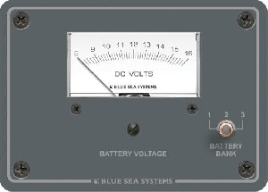D.C. Analog voltmetre. Birden fazla akü için 3 pozisyonlu switch´e sahiptir. 95x133mm.
