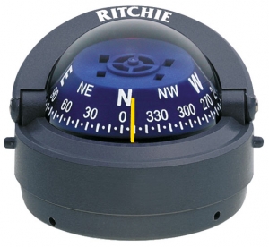 Ritchie Explorer S-53 pusula. 76 mm kadran. Yandaki butonlar yardmyla pusula çkarlp, saklanabilir. Hareketli günelik, aydnlatma ve kompansatöre sahiptir.