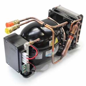 Vitrifrigo soutma ünitesi. 12/24V. Secop® kompresörler ile yüksek verim. Evaporatör ve termostat ile kombine edilerek özel dolaplar yaratlabilir. Standart hz ayar kiti ile kompresör devri 2000-3500 rpm arasnda ayarlanabilir. Devir ayar sayesinde kompresör gücü farkl sistemlere adapte edilerek enerji tasarrufu salanr. Siboplu gaz geçi soketi ile montaj son derece basittir, servis gerektirmez. Otomatik elektronik kontrollüdür, voltaj 10.4V (12V) ya da 22.8V (24V) altna dütüünde kapanr