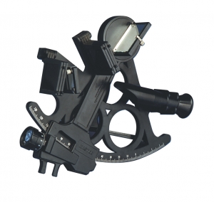 Davis Mark 15 Sextant. Yedi adet geni günelik, 3 mm x 27 mm teleskop ve 2/10 dakika okuyabilen kolay okunabilir mikrometre silindirli kumpas da dahil bir çok üstün özellie sahiptir. 

Mark 15, 120 dereceden 5 dereceye ölçeklendirilmi 178 mm kavisli yapya sahip olup, yar gümü ayna ile birlikte sunulmaktadr.