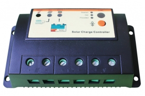 arj kontrol cihaz. 12/24V, maksimum giri 10A. Bu akll arj kontrol cihaz akü voltajn izler ve panellerden gelen enerji akn düzenler. PWM (Pulse Width Modulation) arj metoduyla panelden gelen gücü, akülerin en üst voltaj seviyesine regüle ederek, maksimum akü arjn salar. Ters polarite korumaldr. Bunun yannda ters akm korumasna da sahip olup, geceleri akünün boalmasna imkan vermez. Kapasitesine bal olarak birden fazla panel balanabilir.