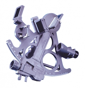 Davis Mark 25 Sextant. Mark 15 modelinin özelliklerine ilaveten Mark 25 ‘Tam Ufuk Aynas’ olarak da tabir edilen ‘Beam Converger ™ Ayna’ özelliine sahiptir. Kullancnn bu ayna vastasyla görebilmesi için Optik cama özel bir tür kaplama uygulanmtr ve belirsiz ve az kl yldz gibi görüntüler dahi yakalanabilir. Mark 25 uzun ömürlü led aydnlatmaldr ve güçlendirilmi salam plastikten imal edilmitir.