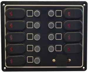 Usb portlu sigorta paneli. IP65 Su geçirmez.

	
		Alüminyum panel
	
		Led indikatörlü su geçirmez anahtarlar
	
		9 adet 15A otomatik sigorta
	
		Kauçuk kapakçkl çiftli USB port
	
		Voltaj 12V DC
	
		199x159 mm
	
		30'lu etiket seti dahil