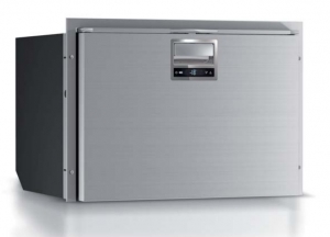 Vitrifrigo'nun en yeni tek çekmeceli buzdolab DRW70A,  yenilikçi "hepsi bir arada" özelliiyle marin sektöründe rakiplerine meydan okuyor. Tüm ihtiyaçlar tek bir dolapla karlamak üzere buzdolab veya dondurucu olarak kullanlabilir. Kompresör ünitesi dolabn 1,5 metre uzana kadar konabilir.


	• 80 litre hacim

	• 38 kg

	• Led iç aydnlatma 
	• No-Frost

	• 12/24V DC – 130W

	• Secop® kompresör 