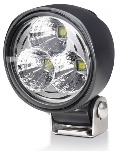Hella Marine Module 70 Pro ledli güverte aydınlatma lambası. 
Yüksek vibrasyon, darbe ve şoklara maruz kalınan uygulamalarda kullanım için uygundur. Yalıtımlı gövdesi sayesinde bakım gerektirmez. Paslanmaz çelik montaj bağlantıları ve 2 metrelik Marin tip kablo ürün beraberinde verilir. Yakın mesafe homojen aydınlatmalarında yüksek yoğunluklu beyaz ışık sağlaması için Hella Marine reflektör optikleri ve Led teknolojisi birleştirilmiştir. Güç tüketimi 21W (<1.75A @ 12V)’ dan az olup oldukça yüksek bir tasarruf sağlar. Işık çıkışı 2100 lümen, Renk sıcaklığı 6500K’dır. 9-33V DC.