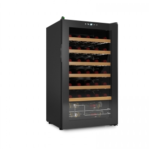 Vitrifrigo arap Dolab. 

arap Dolab serisinin bir parças olan NCW95, 76 mm çapnda ve 315 mm yüksekliinde 34'e kadar standart ieyi saklamanza olanak tanyan toplam 95 litre kapasite sunar. 

Zararl UV nlarna kar etkili koruma salayan zarif bir kaplamaya ve renkli cama sahiptir. 

Dijital termostatla, iç scakl +4°C ila +18°C aralnda ayarlayabilir ve her arap çeidinin optimum koullarda saklanmasn salayabilirsiniz. 

Deniz ortamnda kullanm için tasarlanan NCW95 arap dolabnn bir dier avantaj da "Pin Lock" güvenlik piminin bulunmasdr. Bu kilitleme sistemi, kapya ek güvenlik salayarak seyir esnasnda açlmasn önler.

	
		UV korumal karartlm caml kap
	
		Dijital iç scaklk ayarlama: +4 +18 °C
	
		Güç girii: 12/24V DC 
	
		Tüketim: 40W