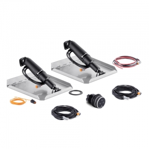 Roll ve Pitch ayarlar�n� birbirinden ba��ms�z yapabilmek i&ccedil;in kadran tipte kumanda ve Bow Up / Bow Down tu�lar�. Kadran� tekneyi dengelemek i&ccedil;in gerekli y&ouml;ne d&ouml;nd&uuml;r&uuml;n. Kumanda ve ba�lant� kablolar� kite dahildir.

	
		Kadran tip kumanda ile sezgisel kontrol
	
		LED pozisyon indikat&ouml;r&uuml; ile ak�ll� akt&uuml;at&ouml;r sistemi
	
		Otomatik parlakl�k ayar� (ortamdaki ����� alg�lar ve LED parlakl���n� otomatik ayarlar)
	
		Bow Up / Bow Down butonu (Pruvay� yukar� yada a�a�� y&ouml;nlendirmek i&ccedil;in sancak ve iskele tablar� h�zl�ca istenen pozisyona getirir)
	
		HOME butonu (Her iki tab� h�zl�ca Home pozisyonuna al�r)
	
		Favori butonu ( �stenen tab pozisyonunu kaydetmek i&ccedil;in 3 saniye bas�l� tutun)