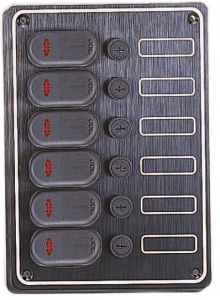 Sigorta paneli. Switch’ler su geçirmezdir. Panel alüminyum olup, 30’lu etiket seti standarttr.